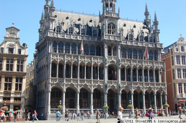 Maison du Roi en Bruselas
Otro de los preciosos edificios de la Grand Place de Bruselas. Construido para ser mercado del pan, en la actualidad alberga el Museo de la Ciudad. Estilo gótico brabantino.
