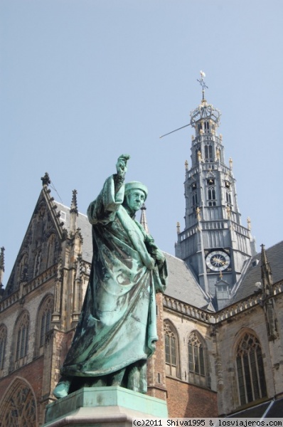Estatua de Laurens Jansz Coster en Haarlem
Laurens Jansz Coster (inventor de la imprenta) y torre de la Iglesia de San Bavón (Sint Bavokerk) en la ciudad de Haarlem
