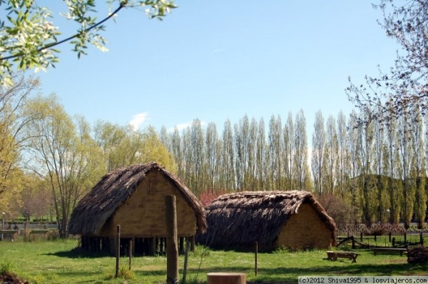 Poblado neolítico - Banyoles (Girona)
El poblado neolítico de la Draga es un yacimiento lacustre descubierto en 1990. Se remonta al año 5.300 a.C.
