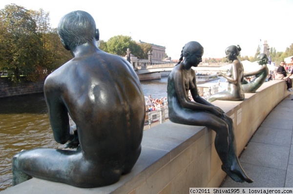 Estatua urbana junto al río Spree en Berlín
Estatua de unos jóvenes sentados junto al río Spree.
