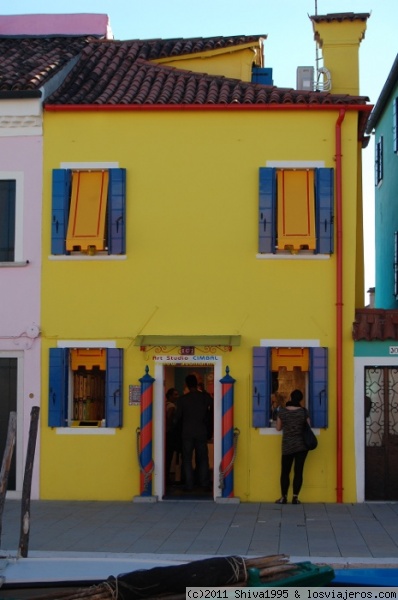 Casa amarilla de Burano
Amarillo, rosa, rojo, verde... todas las casas de la isla están pintadas de diferentes colores.
