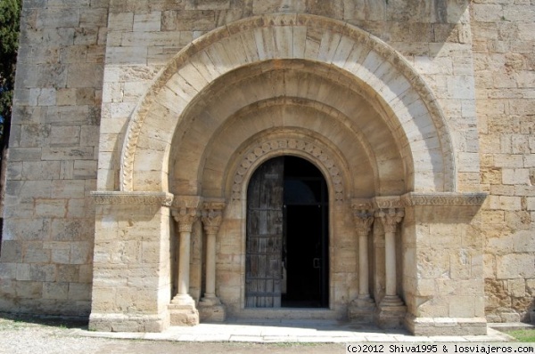 Portalón de Santa Maria - Porqueres (Girona)
Sobrio portalón de la iglesia de Santa Maria.
