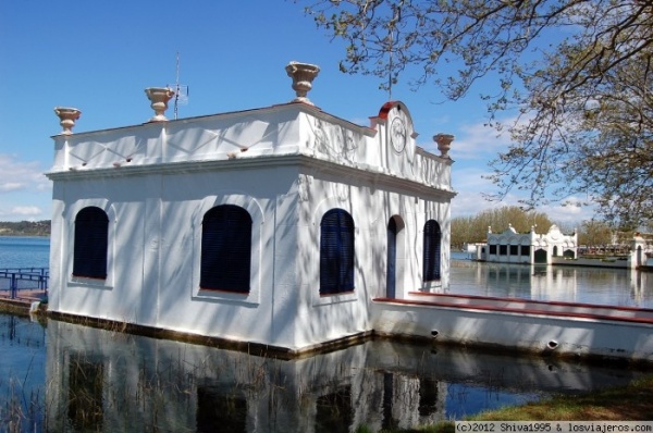 Casetas del lago - Banyoles (Girona)
Estas pesqueras en su origen se construyeron para guardar los aparejos de pesca y con el tiempo se usaron para guardar los barcos de recreo e incluso alguna sirve de alojamiento. Son de propiedad privada.
