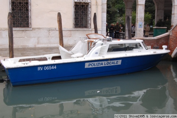 Policía de Venecia
Por supuesto la policía también va en barco.
