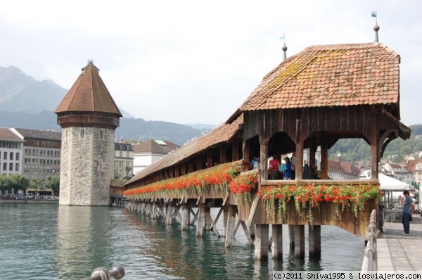 Entrada al puente de Lucerna
La torre octogonal del centro se llama Wasserturm.
