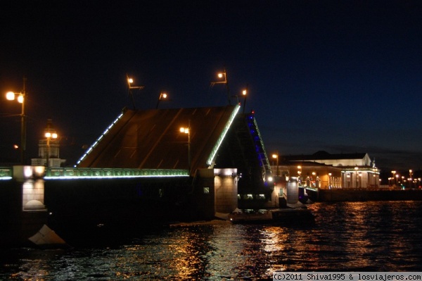 Puente Dvorcovyj - San Petersburgo
La apertura de los puentes sobre el Neva es un espectáculo al que acuden multitud de ciudadanos.
