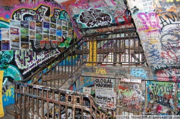 Galería Tacheles de Berlín
Edificio de okupas-artistas que tras la caída del Muro se convirtió en lugar de encuentro y hoy está a un paso de ser demolido.
