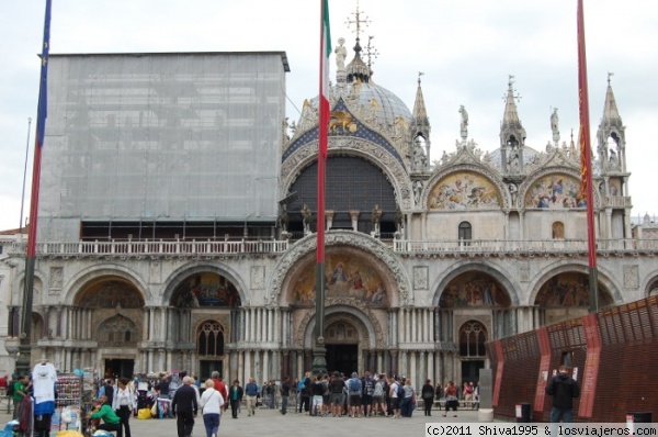 Basilica San Marco de Venecia
Basílica con planta de cruz griega. La cúpula, las paredes y el suelo están revestidos con más de 4.000 m2 de mosaicos dorados.

