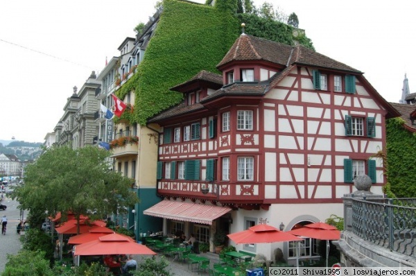 Edificios en el paseo de Lucerna
En el Schweizerhofquai se pueden admirar bellos edificios.
