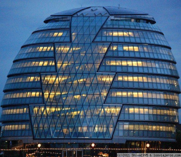 Noche en el Ayuntamiento de Londres
Vista nocturna del edificio.
