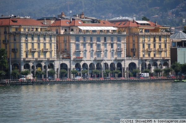 Edificios en el lungolago de Lugano
Bellos edificios porticados que dan al lago de Lugano.
