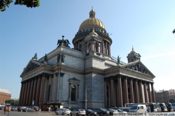 Catedral de San Isaac - San Petersburgo
La más grande de las iglesias de la ciudad, es una especie de síntesis entre la basílica de San Pedro, el panteón romano y la catedral londinense de San Pablo.
