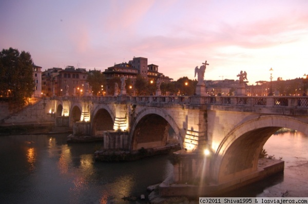 Noche en el puente Sant'Angelo de Roma
El puente iluminado por la noche.
