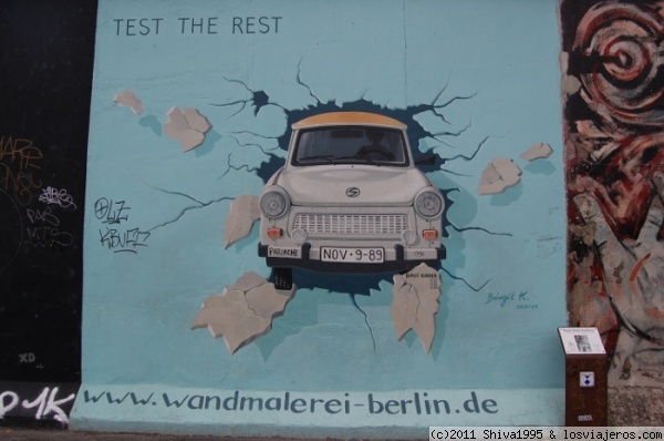 Coche en el muro de Berlin
Los 1.300 metros del muro de Berlín donde se expone una numerosa colección de pintadas y murales se conoce como East Side Gallery
