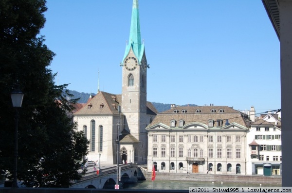 Fraumünster de Zurich
La iglesia, antiguo convento, se terminó en 1390 en estilo gótico bastante sencillo. Las impresionantes vidrieras del interior son de Marc Chagall (1970); está prohibido fotografiarlas.
