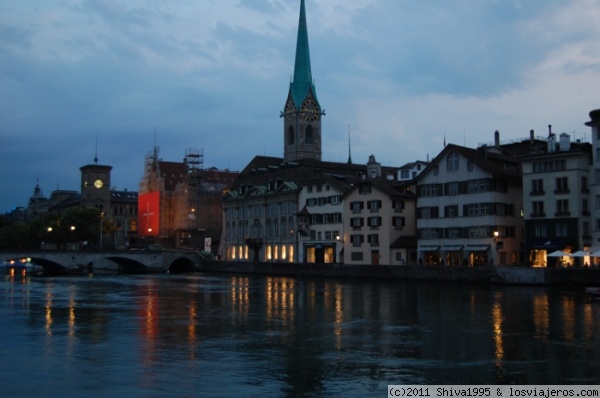 Anochece en Zurich
Hora azul en la ciudad, con la cúpula de la Fraumünster al fondo.
