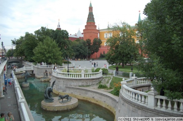 Parque Aleksandrovski - Moscu
Frente al Kremlin se halla el parque de Alejandro, primer jardín público de Moscú.
