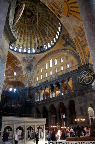 Interior de Santa Sofia de Estambul
La cúpula centra tiene 55 metros de altura.
