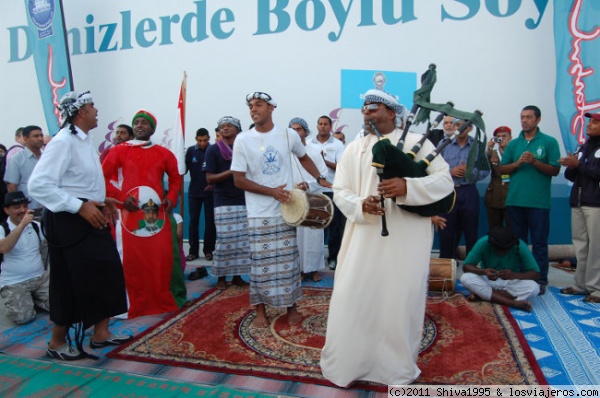 Concierto en Estambul
Músicos de Omán tocando en la calle, celebrando una regata de veleros antiguos.
