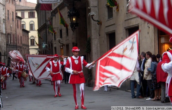 Contrada delle Giraffe de Siena
Los barrios de Siena se preparan para el palio que tiene lugar dos veces al año todos los veranos.
