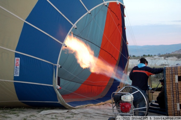 Globo en Capadocia
Inflando el globo para la excursión aérea.
