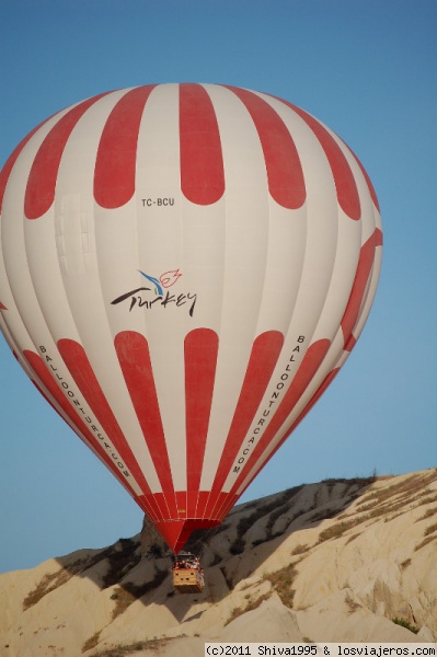 Rozando la colina en Capadocia
Los globos pasan tan cerquita de las rocas que casi se pueden tocar.
