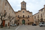Plaza de entrada a Santes Creus (Tarragona)