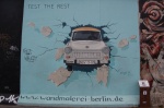 Coche en el muro de Berlin