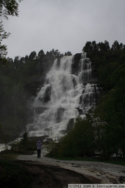 Tvinefossen
Cascada Tvinefossen, camino de Vik
