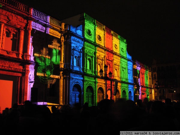 Espectáculo audiovisual en el Ayuntamiento de Sevilla
Estas navidades ponen un espectáculo audiovisual en la fachada del Ayuntamiento de la Plaza San Francisco. Además del espectáculo se pueden ver postales navideñas que han hecho los niños de muchos colegios
