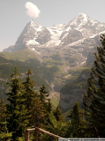 Vista del Valle de Lauterbrunnen
Vista de los picos del macizo de Jungfrau desde el sendero que va desde Grutschalp a Mürren
