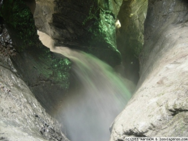 Las cascadas Trummëlbach
Gran parte de la visita a estas cascadas de origen glaciar se realiza a través de túneles y galerías
