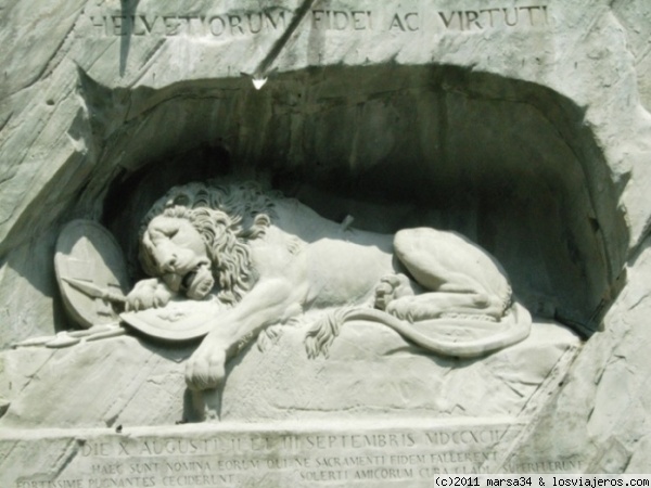 El león herido de Lucerna
Esta estatua conmemora la muerte de 700 miembros de la guardia suiza en el palacio de las Tullerías defendiendo a Luis XVI durante la Revolución Francesa
