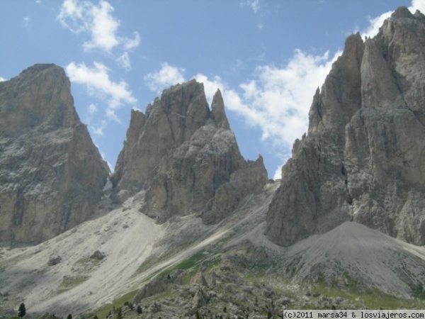 Las moles del macizo del Sella
Las moles culminan uno de los cuatro puertos de montaña que forman el grupo del Sella: Pordoi, Campolongo, Gardena, y Sella.
Las moles del macizo del Sella
Las moles culminan uno de los cuatro puertos de montaña que forman el grupo del Sella: Pordoi, Campolongo, Gardena, y Sella.