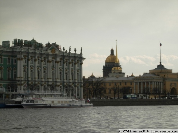 El Museo Ermitage y la Catedral de San Isaac en San Petersburgo
Vista desde el crucero por el río Neva
