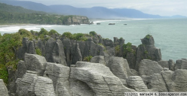 Pancake Rocks desde Dolomite Point
Al romper las olas del Mar de Tasmania, estas formaciones actúan como respiraderos expulsando el agua por los orificios de la roca
