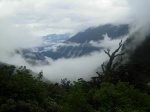 Vista panorámica de Doubtful Sound cubierto por la niebla