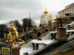 Las fuentes del Palacio de Peterhof en San Petersburgo