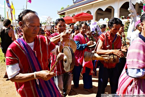 Musica y Color en Chiang Mai
Sin saberlo, tuvimos la suerte de ver unas fiestas patronales en Chang Rai, llenas de musica y color
