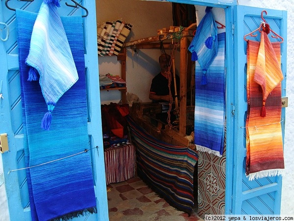 Tejedor de Alfombras
Pequeña tienda de alfombras en Chaouen, las cuales el dueño las hace in situ. Yo personalmente le compre dos y todo fue un proceso de tomar te, aprender como funciona la maquina de tejer y hablar de la vida en general. Un muy buen recuerdo de ese momento
