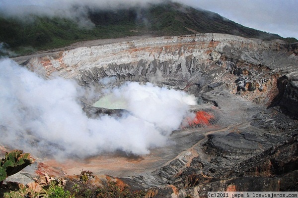 Volcan Poas
Esta cerca de alajuela y es facil llegar, vale la pena por su paisaje pero hay que subir pronto por la mañana si no es dificil de ver
