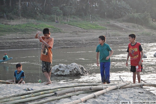 Niños
Los niños juegan en la desembocadura del Nam Khan con el Mekong
