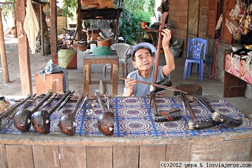 Afinando
Fabricante de un instrumento de cuerda muy tipico del lugar
