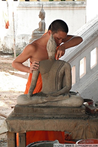 Aprendiz
joven monje aprendiendo el arte de la escultura
