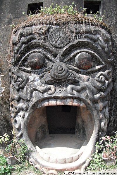 Xieng Khuan
Tambien conocido como Budha Park en Vientian. Por esta boca se entra a lo que es la representacion del cielo y el infierno
