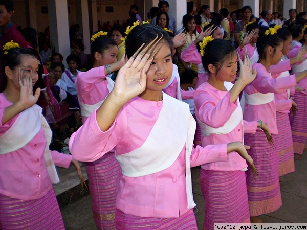Bailarinas
Peculiar forma de bailar de unas chicas en unas fiestas al norte de Chang Mai
