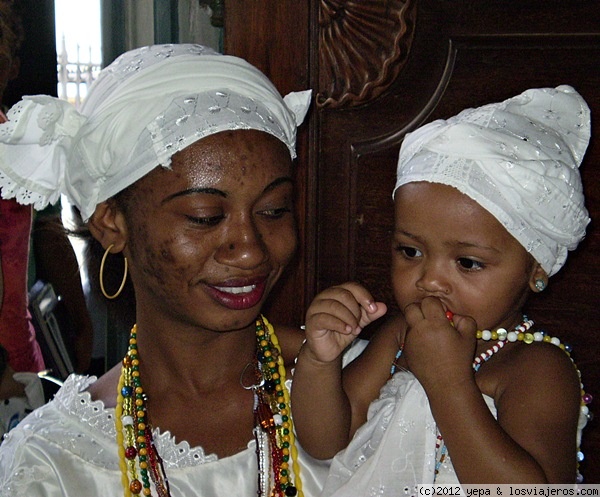 Pequeña Bahiana
En la entrada a la iglesia esta mujer con su hija, con la ropa tipica de las mujeres en Salvador de Bahia
