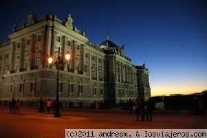 Palacio Real, Madrid
Después de ver atardecer en el Templo de Debod, y aprovechando esa luz tan especial que solo tiene Madrid, la vista del Palacio Real y sus jardines es espectacular.
