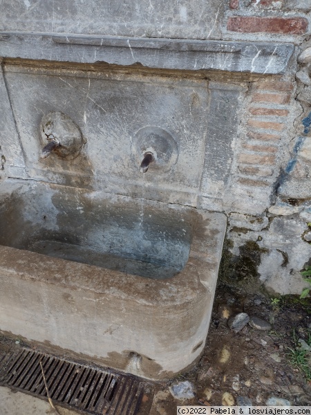 Fuente del avellano
Celebre fuente , mencionada en canciones  , como de Carlos Cano (la alacena de las monjas o el agua del avellano de Antonio Molina)
