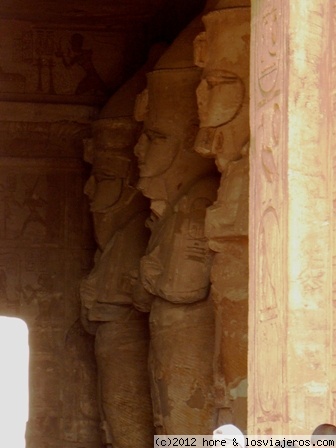 abu simbel
no se pueden tirar fotos dentro del templo, pero  desde fuera si!!! esta es la impresionante entrada al templo
